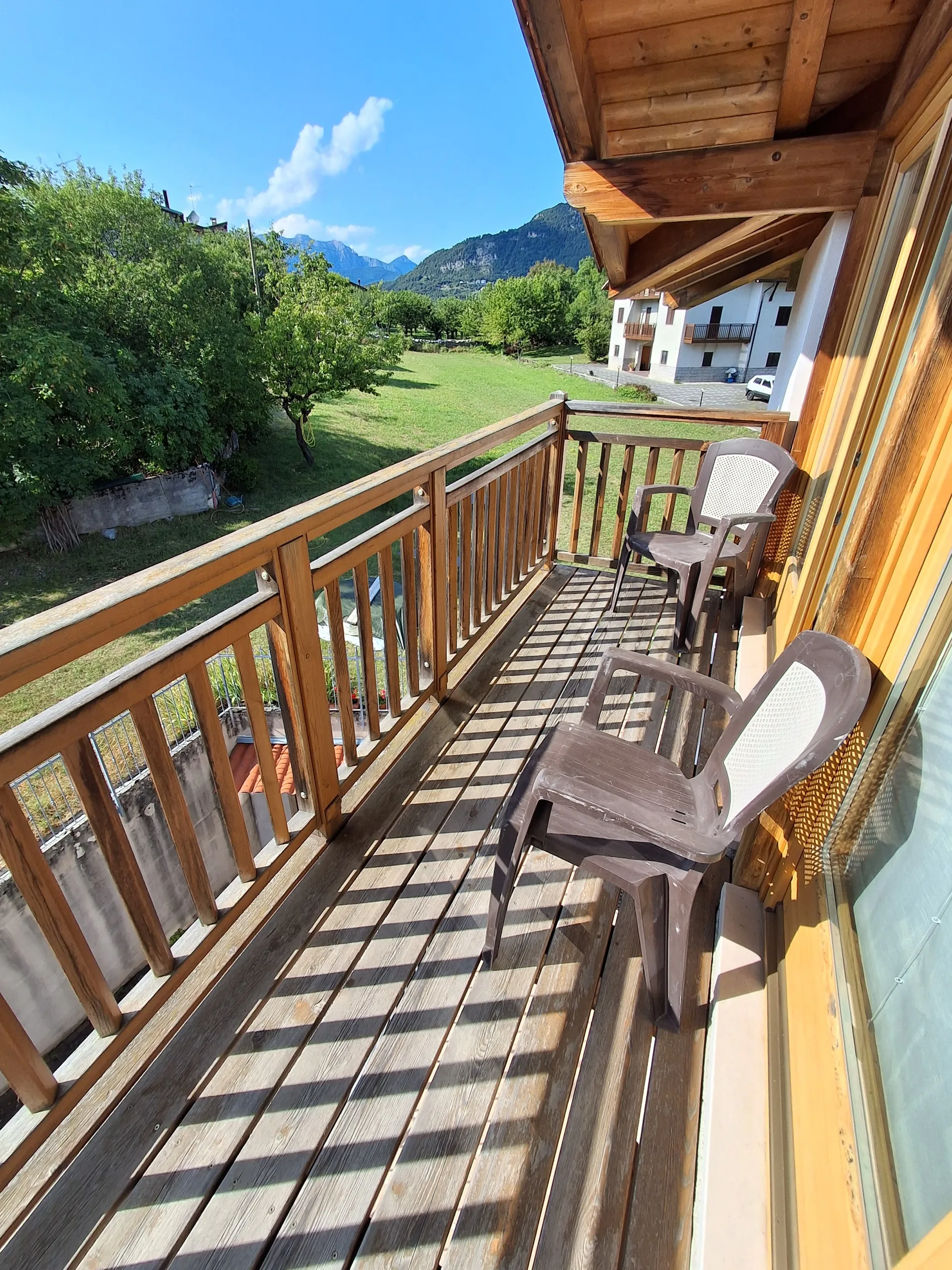 Balcone in legno con sedie e vista sulle montagne