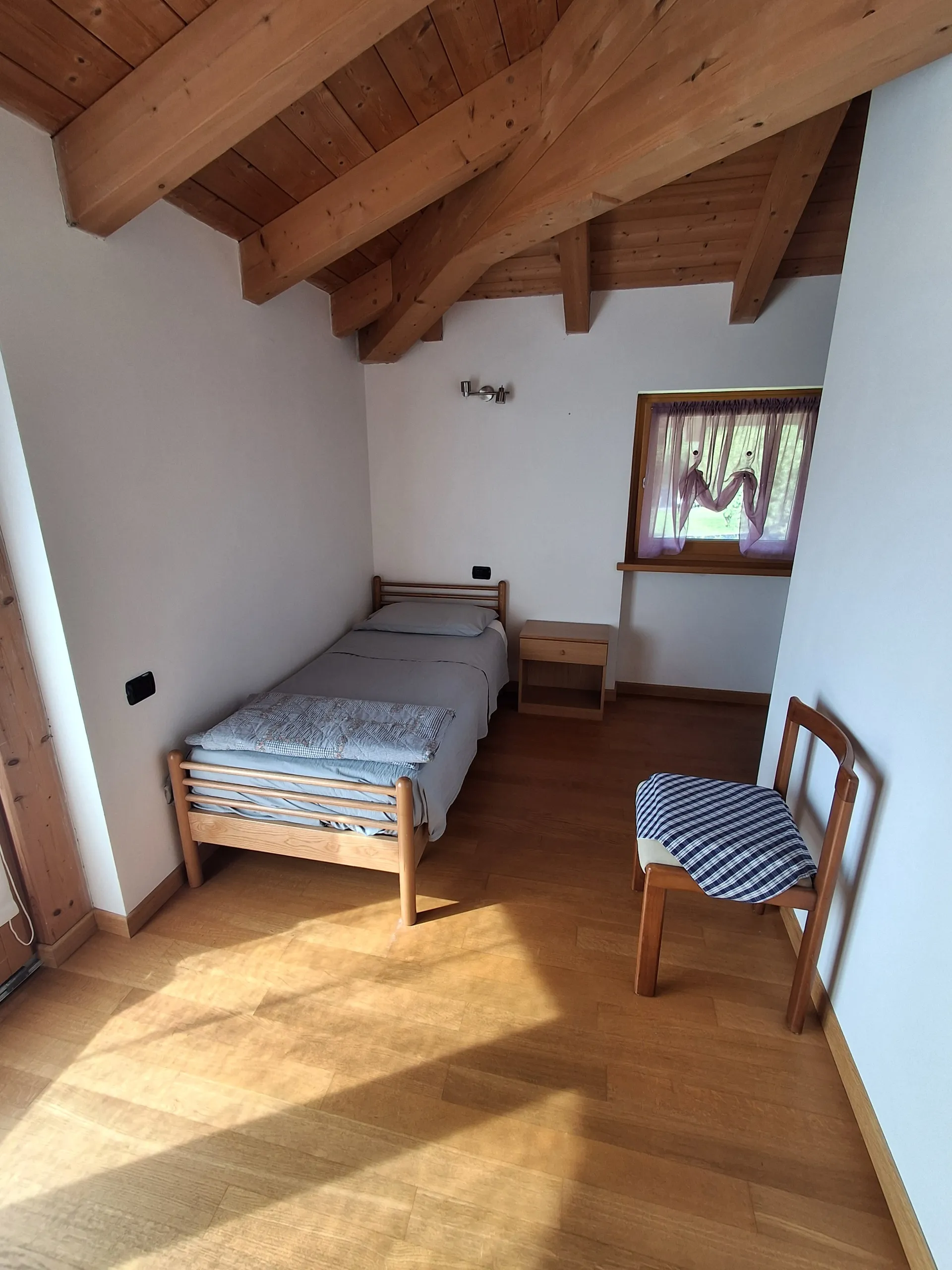 Seconda camera da letto luminosa con finestra