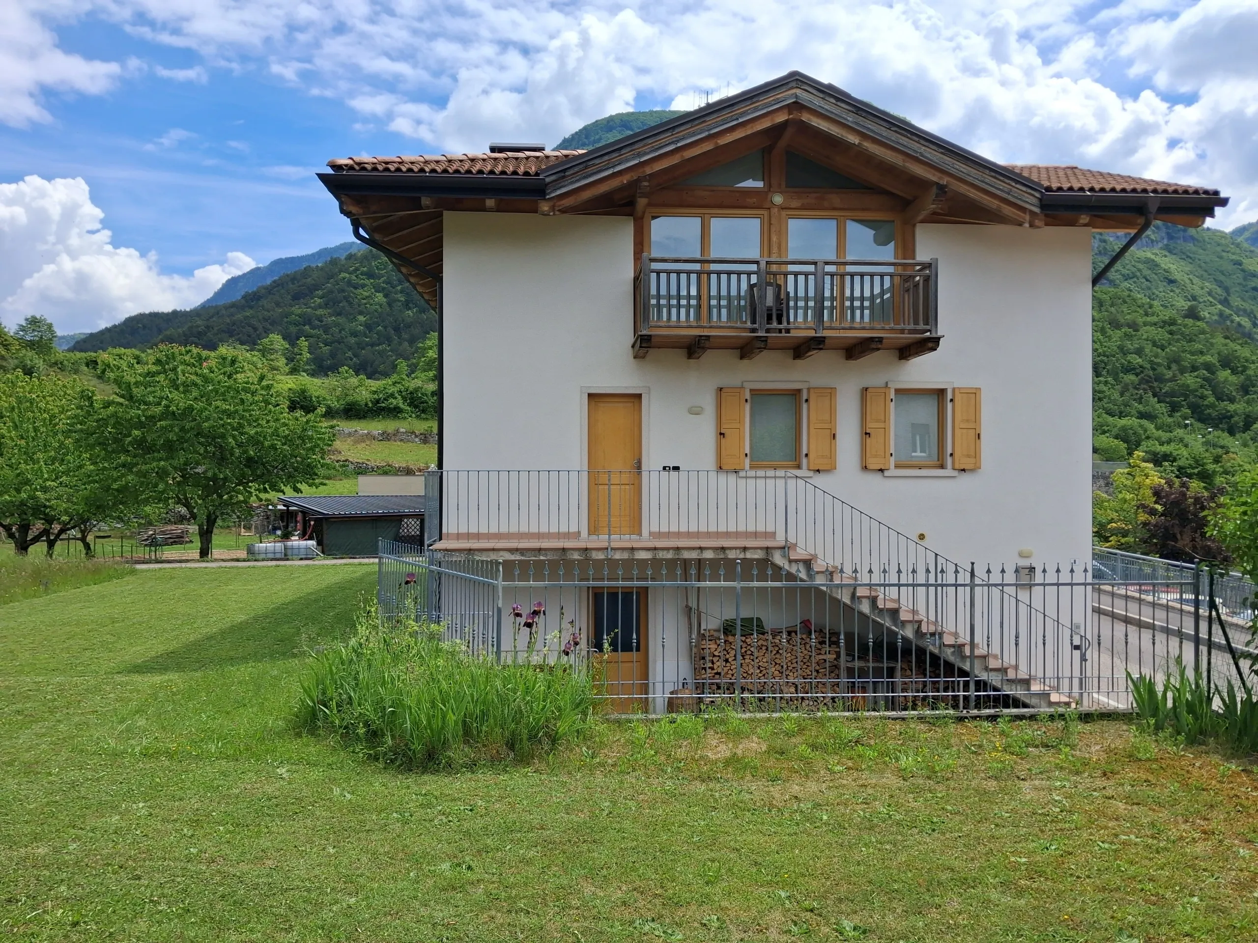 Casa Pasubio vista dall'esterno, tra i prati e le montagne del Trentino